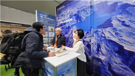 백두산 전시를 관람하는 참가자 