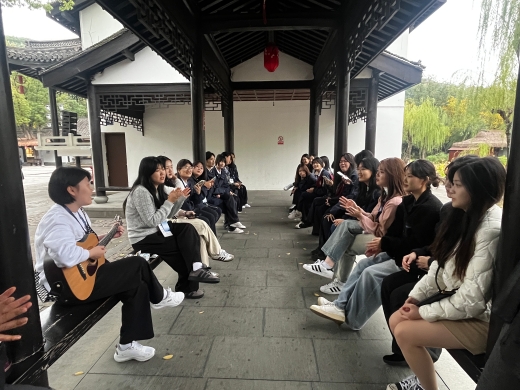 시스구리(西施故里)에서 함께 노래를 부르는 한‧중 학생들